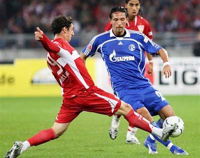 他以其多年 他以其多年